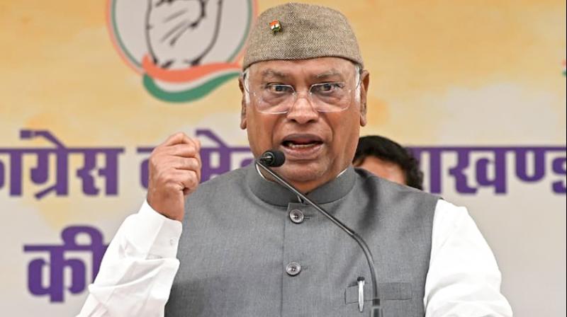 स्वतंत्रता दिवस के अवसर पर कांग्रेस अध्यक्ष खड़गे, सोनिया और प्रियंका स्वतंत्रता दिवस के अवसर पर कांग्रेस अध्यक्ष खड़गे, सोनिया और प्रियंका