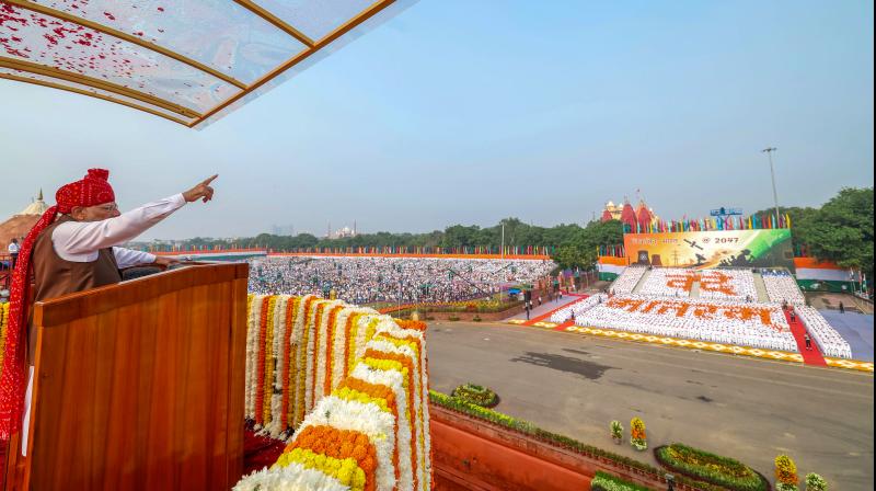 80वें स्वतंत्रता दिवस पर पीएम मोदी ने चुनी लाल पगड़ी : 'वंदे मातरम' 80वें स्वतंत्रता दिवस पर पीएम मोदी ने चुनी लाल पगड़ी : 'वंदे मातरम'