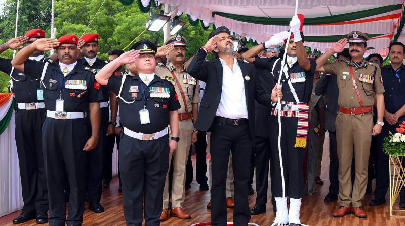 ड्यूटी के दौरान जान गंवाने वाले कॉन्स्टेबल के परिवार को सीएम विजय ने 30 लाख की आर्थिक मदद की घोषणा की ड्यूटी के दौरान जान गंवाने वाले कॉन्स्टेबल के परिवार को सीएम विजय ने 30 लाख की आर्थिक मदद की घोषणा की
