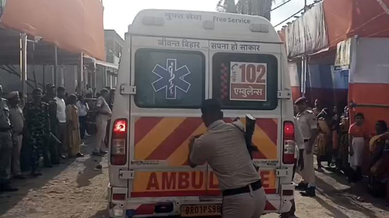 लखीसराय भगदड़ : डीएम ने बताया- अप्रत्याशित रूप से भीड़ बढ़ने से बैरिकेडिंग टूटा और लोग एक-दूसरे के ऊपर गिरते गए लखीसराय भगदड़ : डीएम ने बताया- अप्रत्याशित रूप से भीड़ बढ़ने से बैरिकेडिंग टूटा और लोग एक-दूसरे के ऊपर गिरते गए