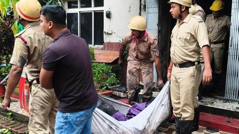 तारापीठ होटल अग्निकांड: मृतकों की संख्या बढ़कर 8 हुई, मरने वालों में पांच एक परिवार के सदस्य तारापीठ होटल अग्निकांड: मृतकों की संख्या बढ़कर 8 हुई, मरने वालों में पांच एक परिवार के सदस्य