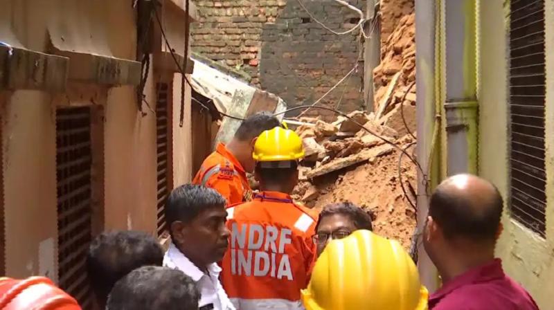 कोलकाता में 200 साल पुरानी इमारत गिरी; एक महिला की मौत, 19 लोग मलबे में फंसे कोलकाता में 200 साल पुरानी इमारत गिरी; एक महिला की मौत, 19 लोग मलबे में फंसे