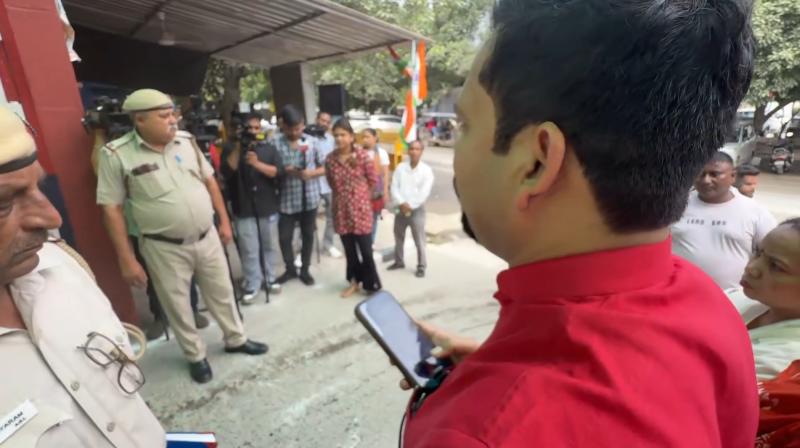सफाईकर्मी की मौत के बाद दिल्ली में सियासत गरम, "आप" ने पुलिस पर जबरन सफाईकर्मी की मौत के बाद दिल्ली में सियासत गरम, "आप" ने पुलिस पर जबरन