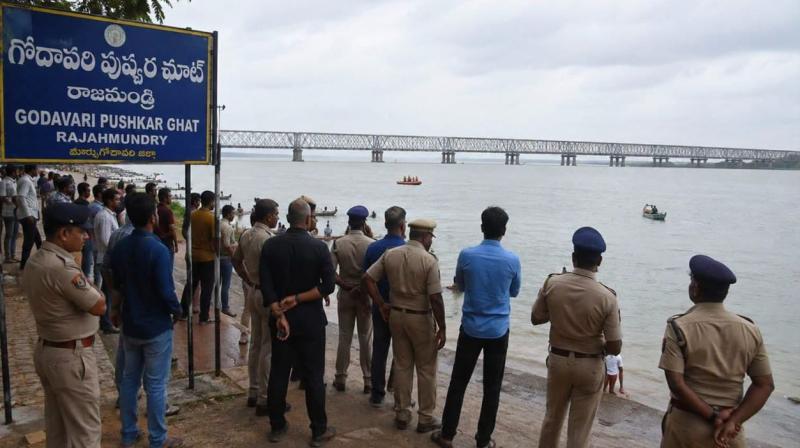 आंध्र पुलिस : एक ही परिवार के तीन लोगों ने की आत्महत्या, शूटिंग आंध्र पुलिस : एक ही परिवार के तीन लोगों ने की आत्महत्या, शूटिंग