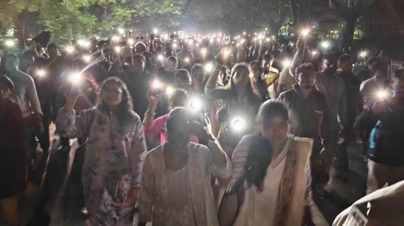 रांचीः जेएसएससी-सीजीएल रद्द करने के विरोध में चयनित अभ्यर्थी सड़क पर रांचीः जेएसएससी-सीजीएल रद्द करने के विरोध में चयनित अभ्यर्थी सड़क पर