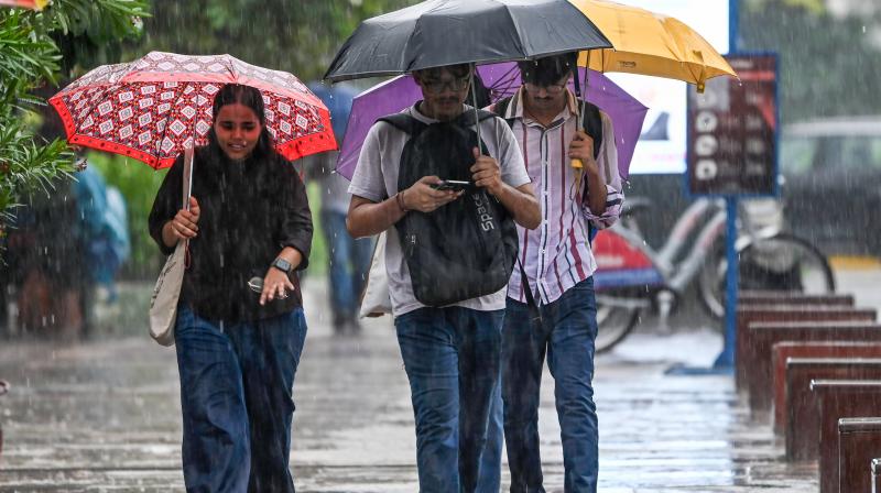 दिल्ली-एनसीआर में आज बारिश के आसार, बादलों के बीच उमस से राहत की दिल्ली-एनसीआर में आज बारिश के आसार, बादलों के बीच उमस से राहत की
