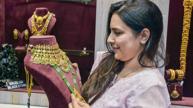 वैश्विक तनाव और ऊंचे बॉन्ड यील्ड के दबाव में टूटा सोने-चांदी का भाव, वैश्विक तनाव और ऊंचे बॉन्ड यील्ड के दबाव में टूटा सोने-चांदी का भाव,