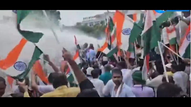 बिहार : राजद के लोक भवन मार्च में प्रदर्शनकरियों ने बैरिकेडिंग तोड़ी, बिहार : राजद के लोक भवन मार्च में प्रदर्शनकरियों ने बैरिकेडिंग तोड़ी,