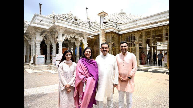गौतम अदाणी ने पर्यूषण महापर्व से पहले परिवार के साथ गुजरात के महुडी गौतम अदाणी ने पर्यूषण महापर्व से पहले परिवार के साथ गुजरात के महुडी