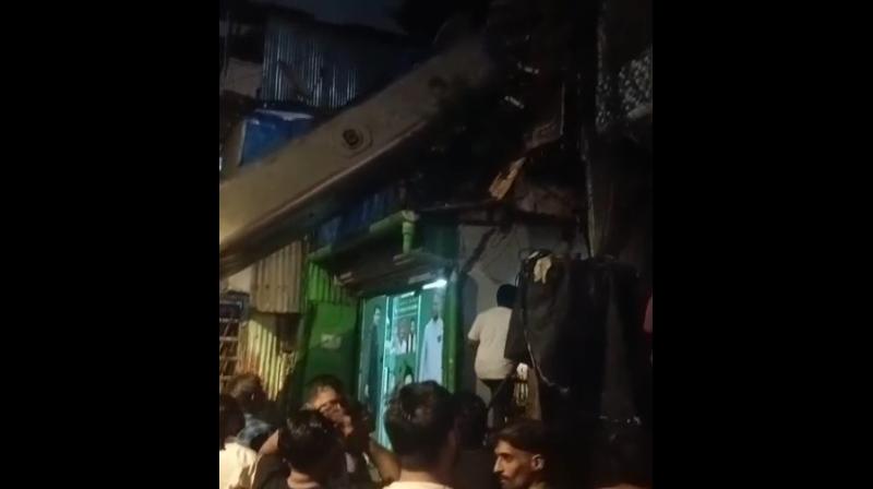 मुंबई के कुर्ला में रेलवे की लाइन और घर पर गिरी क्रेन, 11 लोग घायल मुंबई के कुर्ला में रेलवे की लाइन और घर पर गिरी क्रेन, 11 लोग घायल