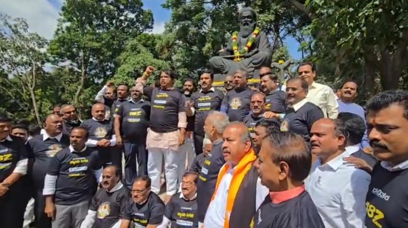 बेंगलुरु : काली टी-शर्ट में भाजपा का प्रदर्शन, नागेंद्र के इस्तीफे की बेंगलुरु : काली टी-शर्ट में भाजपा का प्रदर्शन, नागेंद्र के इस्तीफे की