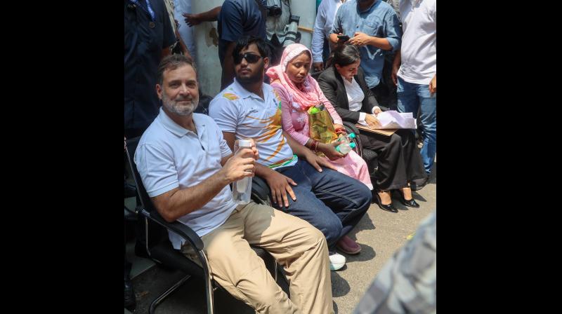 चुनावी मुद्दे और गठबंधन के सहारे नई रणनीति गढ़ने में जुटे राहुल गांधी चुनावी मुद्दे और गठबंधन के सहारे नई रणनीति गढ़ने में जुटे राहुल गांधी