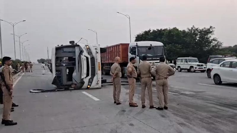 ग्रेटर नोएडा: ईस्टर्न पेरीफेरल हाईवे पर कर्मचारियों से भरी बस पलटी, 14 घायल ग्रेटर नोएडा: ईस्टर्न पेरीफेरल हाईवे पर कर्मचारियों से भरी बस पलटी, 14 घायल