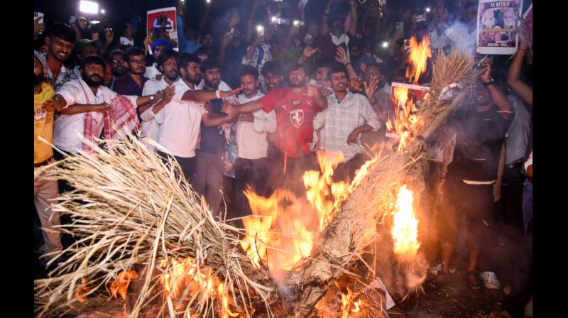 रांची में सीएम के पुतला दहन के दौरान झड़प, तीन एफआईआर, 14 नामजद समेत रांची में सीएम के पुतला दहन के दौरान झड़प, तीन एफआईआर, 14 नामजद समेत