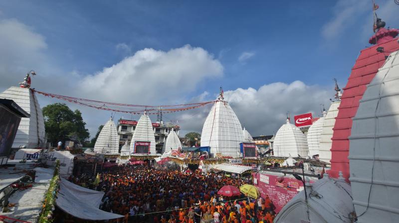 श्रावणी मेले की अंतिम सोमवार पर देवघर में आस्था का सैलाब, 3 लाख से अधिक श्रद्धालुओं के पहुंचने का अनुमान श्रावणी मेले की अंतिम सोमवार पर देवघर में आस्था का सैलाब, 3 लाख से अधिक श्रद्धालुओं के पहुंचने का अनुमान