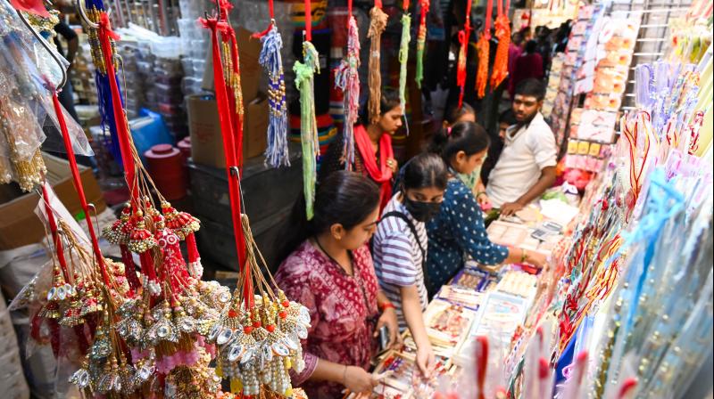 रक्षाबंधन पर इस साल देशभर में 30,000 करोड़ रुपए से ज्यादा का कारोबार रक्षाबंधन पर इस साल देशभर में 30,000 करोड़ रुपए से ज्यादा का कारोबार