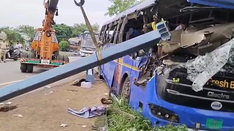 तेलंगाना के सूर्यापेट जिले में प्राइवेट बस ने कंटेनर को मारी टक्कर, 5 यात्रियों की मौत तेलंगाना के सूर्यापेट जिले में प्राइवेट बस ने कंटेनर को मारी टक्कर, 5 यात्रियों की मौत