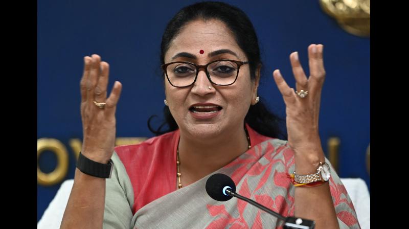 'मेरी बहनें जिंदगी में हमेशा आगे बढ़ें क्योंकि मैं हूं ना', 'दिल्ली 'मेरी बहनें जिंदगी में हमेशा आगे बढ़ें क्योंकि मैं हूं ना', 'दिल्ली