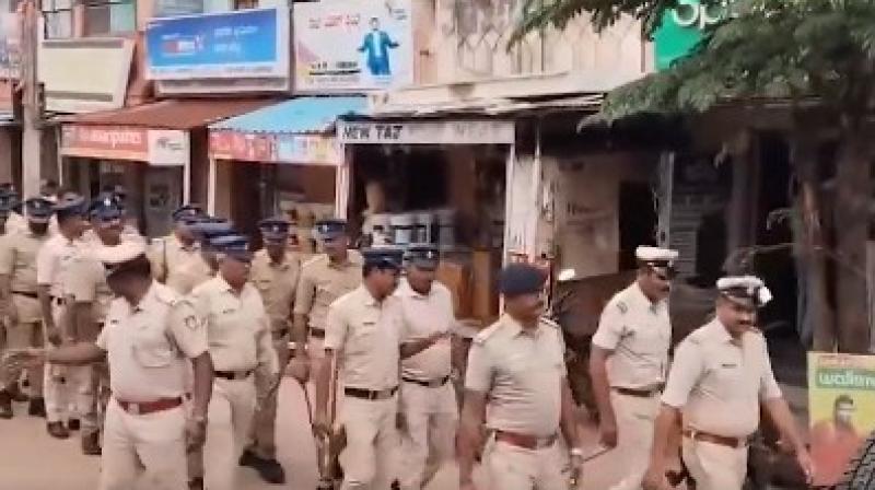 कर्नाटक: अंकोला में ईद-ए-मिलाद-उन-नबी के जुलूस के दौरान फिलिस्तीनी झंडा लहराया गया कर्नाटक: अंकोला में ईद-ए-मिलाद-उन-नबी के जुलूस के दौरान फिलिस्तीनी झंडा लहराया गया