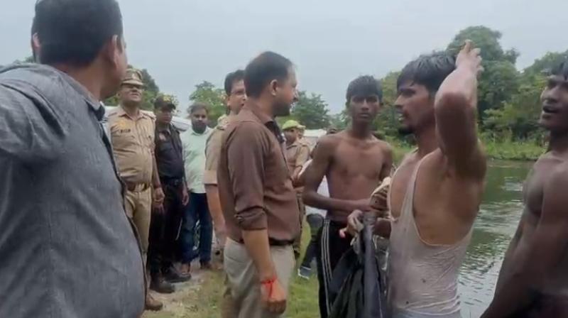 नेपाल त्रासदी : भोटेकोशी में बाढ़ के बाद महराजगंज अलर्ट, डीएम-एसपी ने वाल्मीकि बैराज का किया निरीक्षण नेपाल त्रासदी : भोटेकोशी में बाढ़ के बाद महराजगंज अलर्ट, डीएम-एसपी ने वाल्मीकि बैराज का किया निरीक्षण