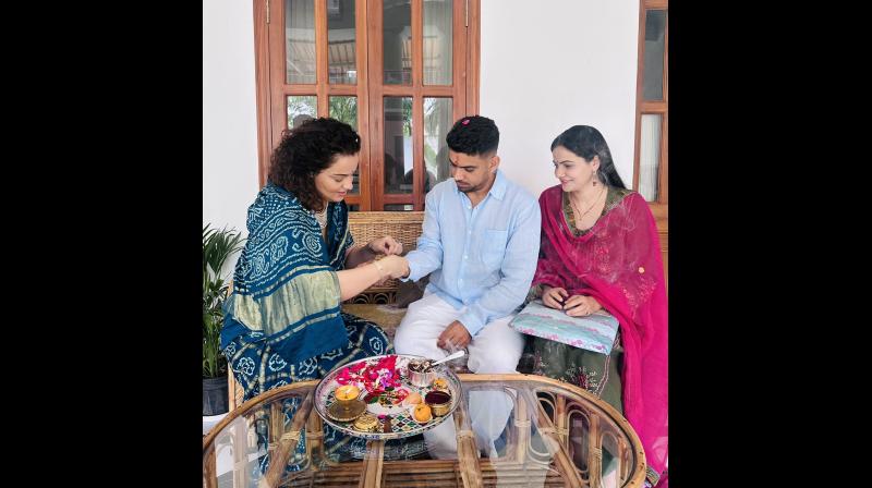 कंगना रनौत ने भाई की कलाई पर राखी बांध मांगी दुआ, लिखा- 'मुझे सदा तुम्हारा प्रेम और संरक्षण मिले' कंगना रनौत ने भाई की कलाई पर राखी बांध मांगी दुआ, लिखा- 'मुझे सदा तुम्हारा प्रेम और संरक्षण मिले'