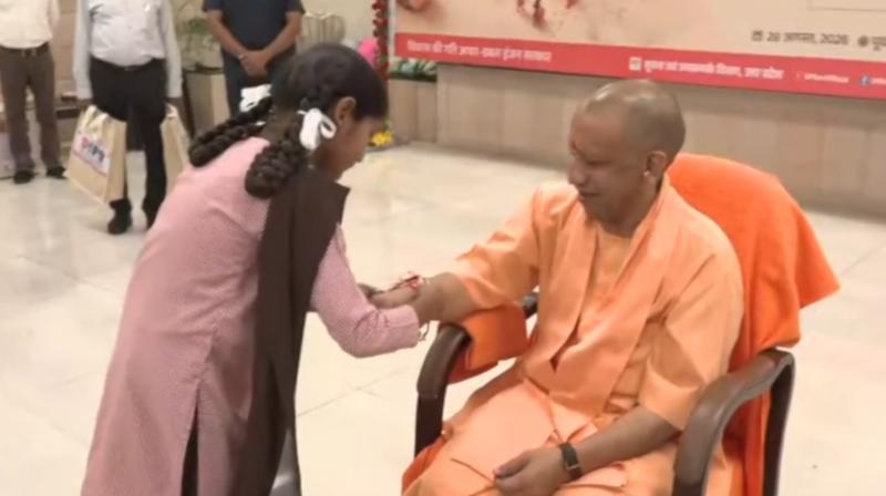 लखनऊ : सीएम योगी ने बच्चियों से बंधवाई राखी, सेल्फी ली और ऑटोग्राफ भी दिया लखनऊ : सीएम योगी ने बच्चियों से बंधवाई राखी, सेल्फी ली और ऑटोग्राफ भी दिया