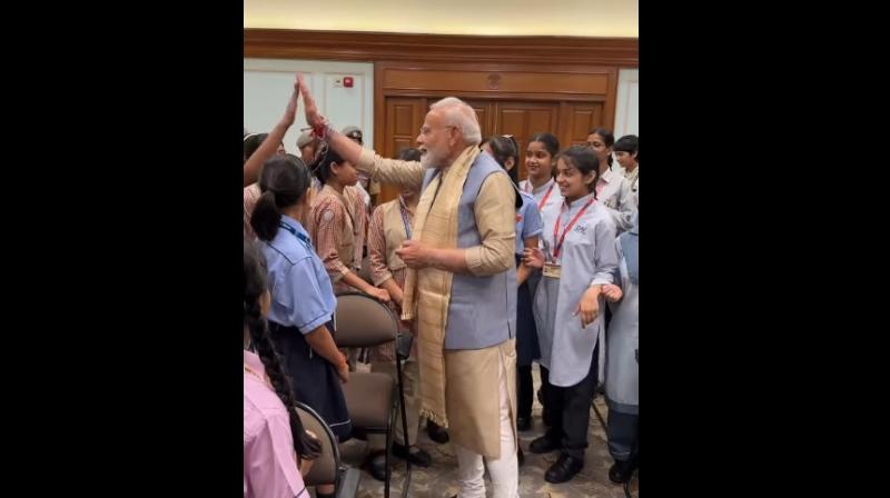 'हाई-फाइव, मुस्कान और बहुत कुछ', प्रधानमंत्री मोदी ने स्कूली बच्चों के साथ मनाया रक्षाबंधन का त्योहार 'हाई-फाइव, मुस्कान और बहुत कुछ', प्रधानमंत्री मोदी ने स्कूली बच्चों के साथ मनाया रक्षाबंधन का त्योहार