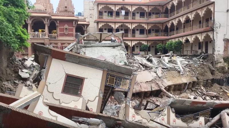 प्रयागराज स्थित स्वामी नारायण मंदिर का एक हिस्सा अचानक ढहा, लोगों ने बताया आवाज काफी तेज थी प्रयागराज स्थित स्वामी नारायण मंदिर का एक हिस्सा अचानक ढहा, लोगों ने बताया आवाज काफी तेज थी