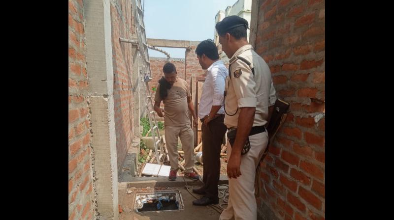 बिहार के गोपालगंज में सेफ्टिक टैंक में चार श्रमिक फंसे, दम घुटने से बिहार के गोपालगंज में सेफ्टिक टैंक में चार श्रमिक फंसे, दम घुटने से