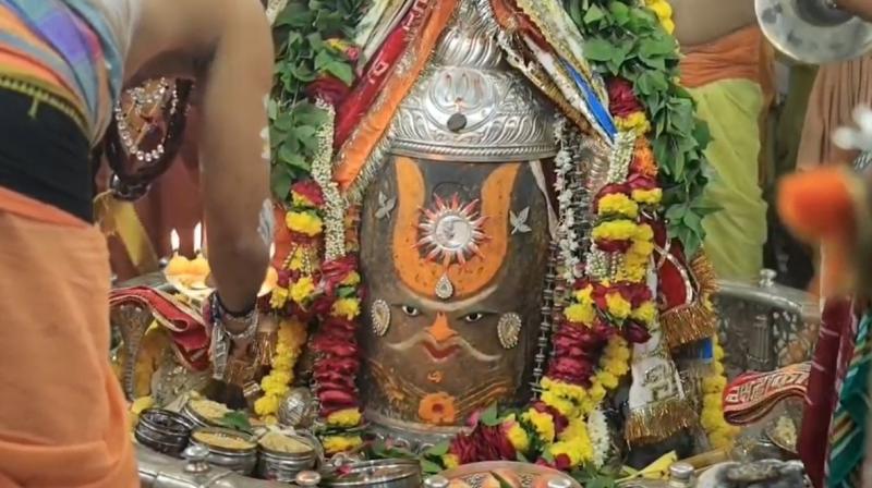 बाबा महाकाल का भांग, त्रिशूल, त्रिपुंड और सुगंधित पुष्पों से भव्य बाबा महाकाल का भांग, त्रिशूल, त्रिपुंड और सुगंधित पुष्पों से भव्य