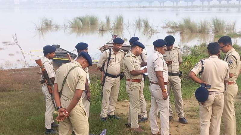 पटना: सोन नदी में नाव से रंगदारी वसूल रहे अपराधियों के साथ पुलिस की पटना: सोन नदी में नाव से रंगदारी वसूल रहे अपराधियों के साथ पुलिस की