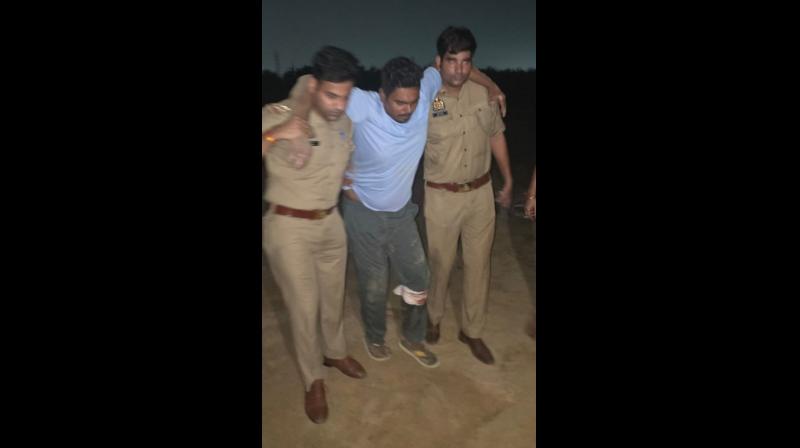 गाजियाबाद में पुलिस मुठभेड़, चेन स्नैचिंग का आरोपी पैर में गोली लगने गाजियाबाद में पुलिस मुठभेड़, चेन स्नैचिंग का आरोपी पैर में गोली लगने