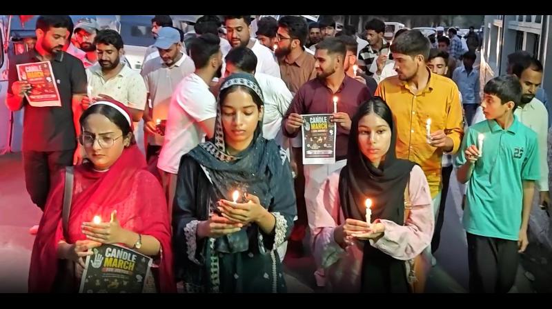 नाबालिग आदिवासी छात्रा से दुष्कर्म और मौत के खिलाफ राजौरी में कैंडल नाबालिग आदिवासी छात्रा से दुष्कर्म और मौत के खिलाफ राजौरी में कैंडल