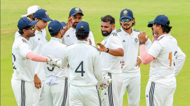 दलीप ट्रॉफी: शमी-मुकेश और अभिजीत की तिकड़ी का कमाल, 266 रनों पर सिमटी दलीप ट्रॉफी: शमी-मुकेश और अभिजीत की तिकड़ी का कमाल, 266 रनों पर सिमटी
