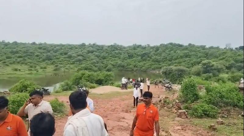 राजस्थान: धौलपुर में डूबते भाई को बचाने के लिए तीन बहनों ने तालाब में राजस्थान: धौलपुर में डूबते भाई को बचाने के लिए तीन बहनों ने तालाब में