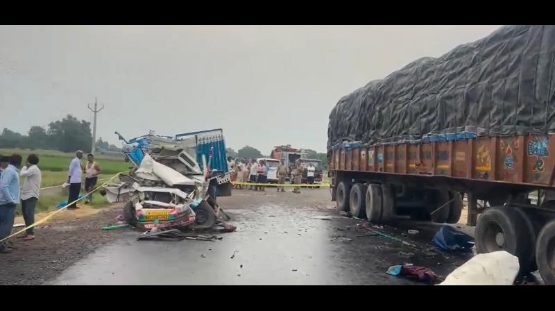 उत्तर प्रदेश: कासगंज में मैक्स पिकअप और ट्रक के बीच जोरदार भिड़ंत, 3 उत्तर प्रदेश: कासगंज में मैक्स पिकअप और ट्रक के बीच जोरदार भिड़ंत, 3