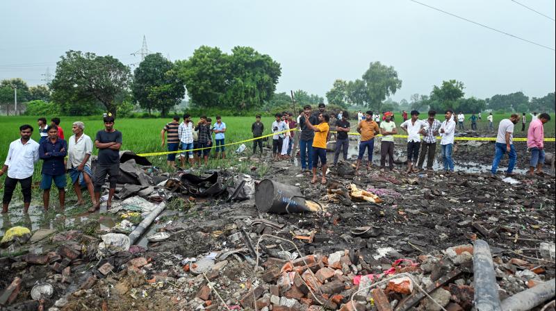 कौशांबी पटाखा फैक्ट्री विस्फोट: 11 मौतों के बाद सात पुलिसकर्मी कौशांबी पटाखा फैक्ट्री विस्फोट: 11 मौतों के बाद सात पुलिसकर्मी