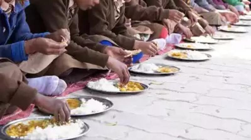 महाराष्ट्र: चंद्रपुर में आश्रमशाला के भोजन में गिरी छिपकली, खाने के महाराष्ट्र: चंद्रपुर में आश्रमशाला के भोजन में गिरी छिपकली, खाने के