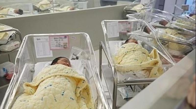 महाराष्ट्र: 200 सालों में पहली बार जन्मी बेटी, परिवार ने रथ में महाराष्ट्र: 200 सालों में पहली बार जन्मी बेटी, परिवार ने रथ में