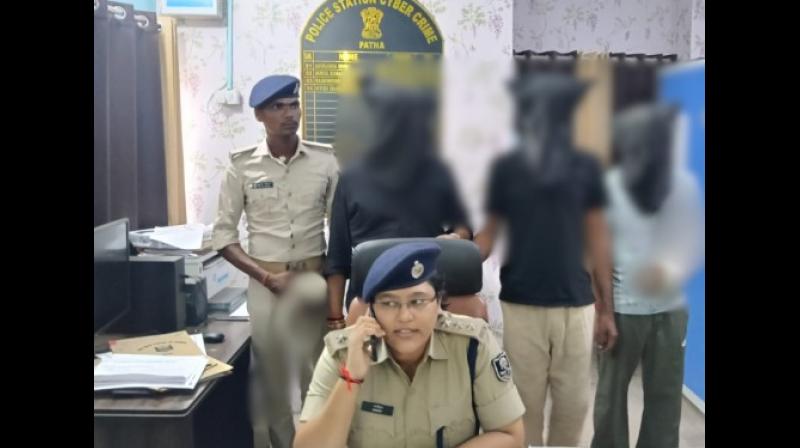 बिहार: पटना में साइबर क्राइम गैंग का पर्दाफाश, तीन गिरफ्तार बिहार: पटना में साइबर क्राइम गैंग का पर्दाफाश, तीन गिरफ्तार