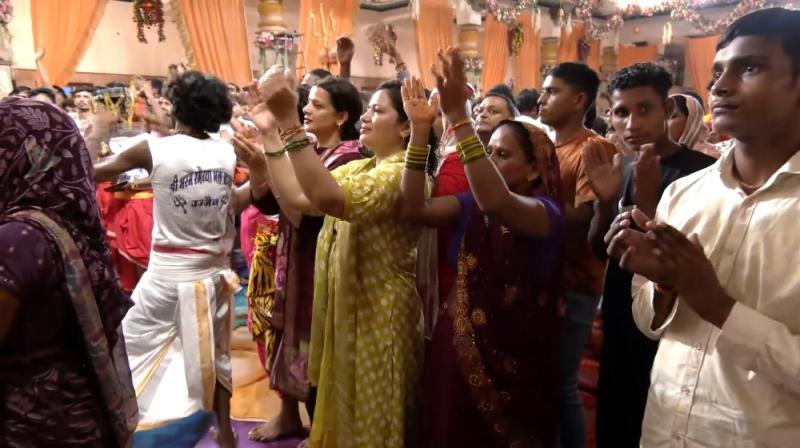 मथुरा में जन्माष्टमी पर भक्तों में जबरदस्त उत्साह, ढोल-नगाड़ों और मथुरा में जन्माष्टमी पर भक्तों में जबरदस्त उत्साह, ढोल-नगाड़ों और