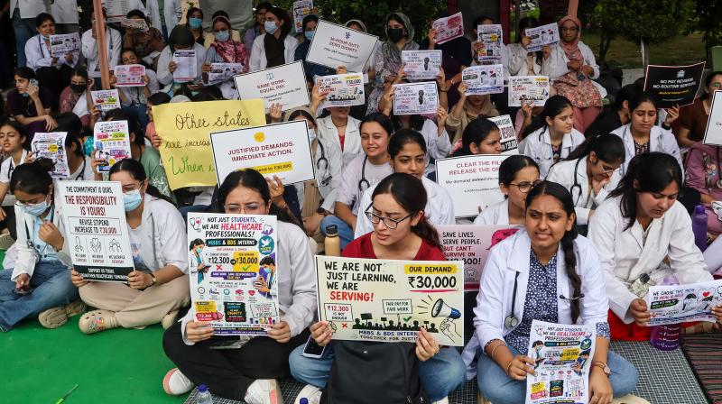 स्टाइपेंड बढ़ाने की मांग को लेकर इंटर्न डॉक्टरों का प्रतिनिधिमंडल स्टाइपेंड बढ़ाने की मांग को लेकर इंटर्न डॉक्टरों का प्रतिनिधिमंडल