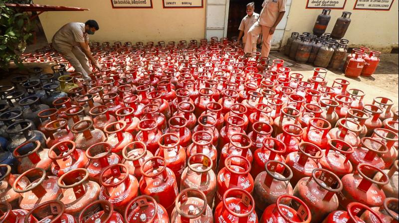 एलपीजी की कीमत 60 रुपए बढ़ी, कमर्शियल सिलेंडर 114.5 रुपए महंगा एलपीजी की कीमत 60 रुपए बढ़ी, कमर्शियल सिलेंडर 114.5 रुपए महंगा