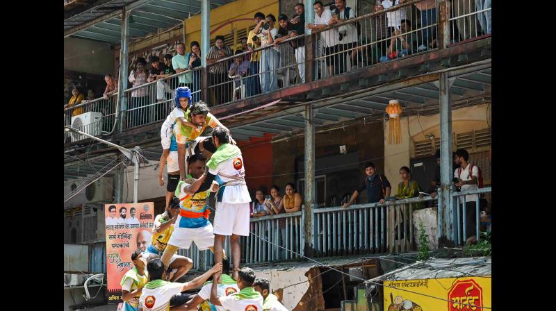 मुंबई में दही हांडी उत्सव के दौरान 376 गोविंदा घायल, 53 अस्पताल में मुंबई में दही हांडी उत्सव के दौरान 376 गोविंदा घायल, 53 अस्पताल में