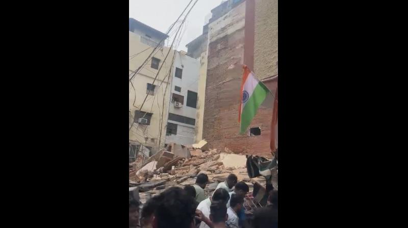 दक्षिण दिल्ली के सत्य निकेतन में इमारत गिरी, कई लोगों के फंसे होने की दक्षिण दिल्ली के सत्य निकेतन में इमारत गिरी, कई लोगों के फंसे होने की