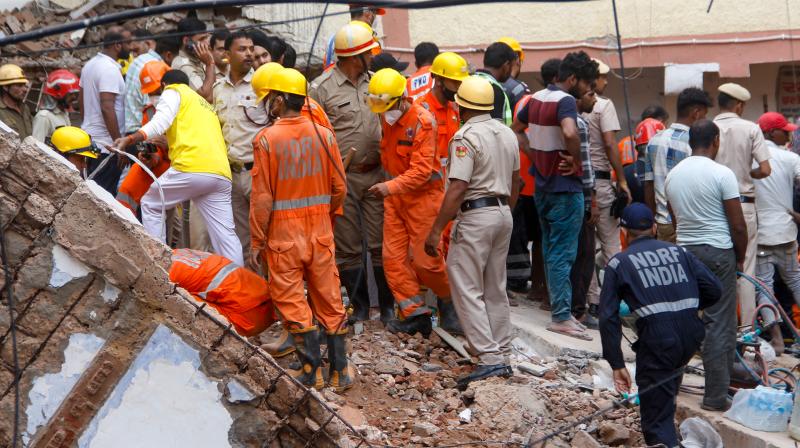 सत्य निकेतन हादसा: दिल्ली नगर निगम ने बगल की 'खतरनाक' इमारत को गिराने सत्य निकेतन हादसा: दिल्ली नगर निगम ने बगल की 'खतरनाक' इमारत को गिराने