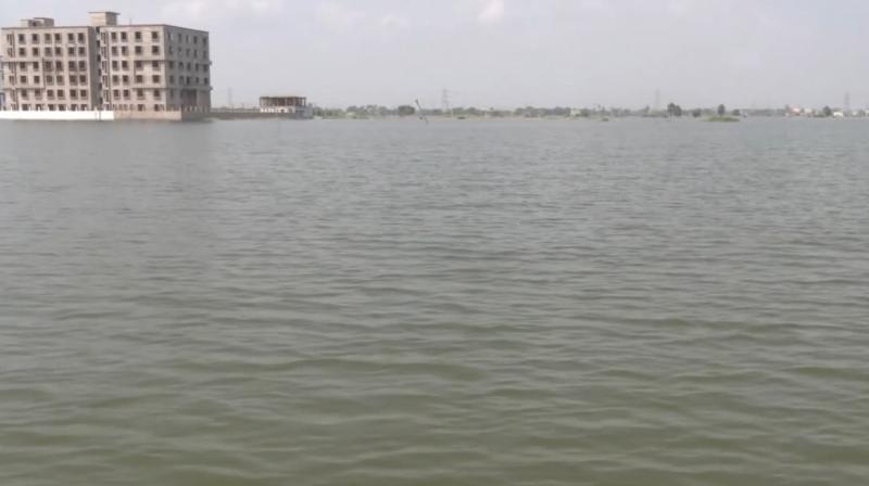 पटना में गंगा में बाढ़ के बीच महात्मा गांधी सेतु के पास नाव पलटने से पटना में गंगा में बाढ़ के बीच महात्मा गांधी सेतु के पास नाव पलटने से