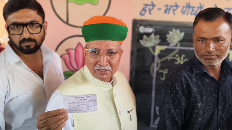 बीकानेर नगर निगम चुनाव: केंद्रीय मंत्री अर्जुन राम मेघवाल ने कतार में बीकानेर नगर निगम चुनाव: केंद्रीय मंत्री अर्जुन राम मेघवाल ने कतार में