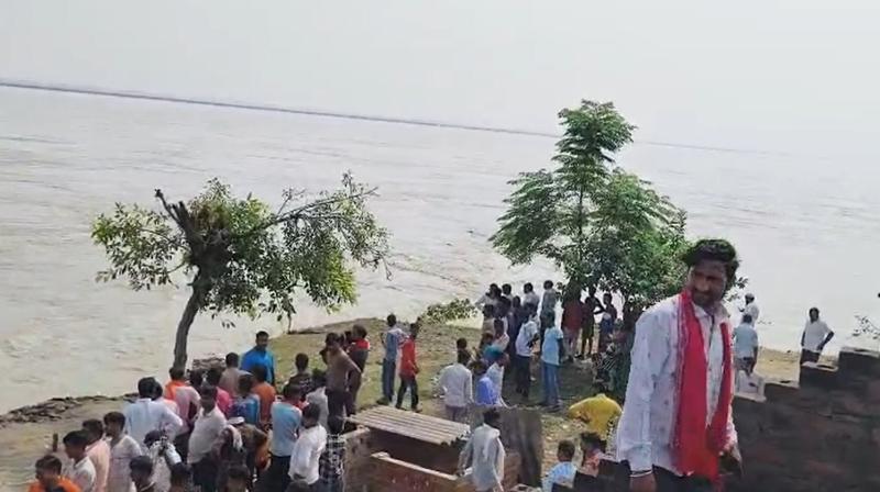 बाराबंकी में बाढ़ और कटान का संकट गहराया, कई मकान सरयू नदी में समाए बाराबंकी में बाढ़ और कटान का संकट गहराया, कई मकान सरयू नदी में समाए