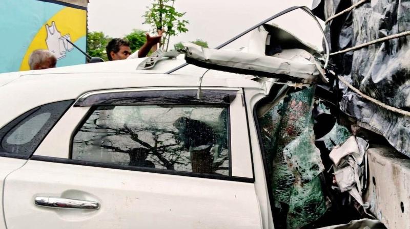 झारखंड के चतरा में तेज रफ्तार कार ट्रक से टकराई, युवक की मौत, दो की झारखंड के चतरा में तेज रफ्तार कार ट्रक से टकराई, युवक की मौत, दो की